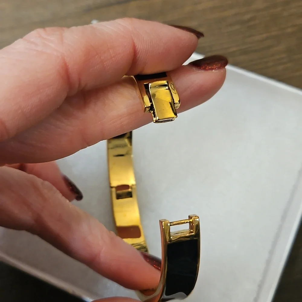 Kate Spade ♠️ Black & Gold Hole Punch Spade Hinged Bangle Bracelet - Picture 5 of 10